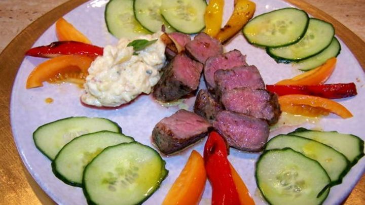 Genie&szlig;e zarte Filetspitzen mit einem bunten Mix aus frischem Gem&uuml;se und einem Klecks cremigem Dip. Ein einfaches und k&ouml;stliches Gericht f&uuml;r ein besonderes Abendessen.