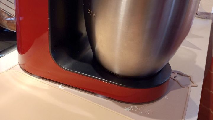 Ein einfacher Trick, um deine K&uuml;chenmaschine rutschfest zu machen: Lege eine Silikonmatte darunter. So bleibt die Maschine beim Arbeiten stabil und sicher auf der Arbeitsfl&auml;che, auch bei festen Teigen.