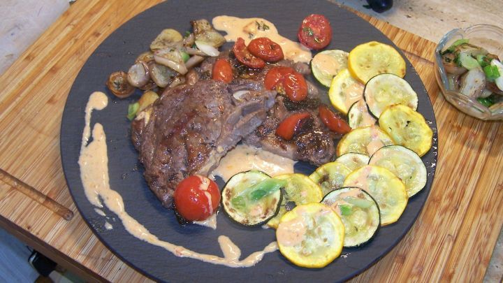 Rib-Eye-Steak an pikanter So&szlig;e: Ein saftiges Steak serviert mit gebratenem Gem&uuml;se und schmackhafter, pikanter So&szlig;e. Perfekt f&uuml;r ein besonderes Abendessen, das Gaumenfreuden garantiert.