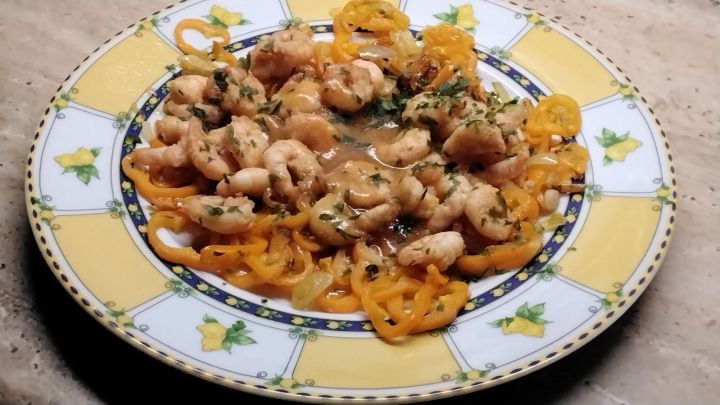 F&uuml;r leckere Garnelen mit Paprika-Honig-So&szlig;e ben&ouml;tigt man nur wenige Zutaten.