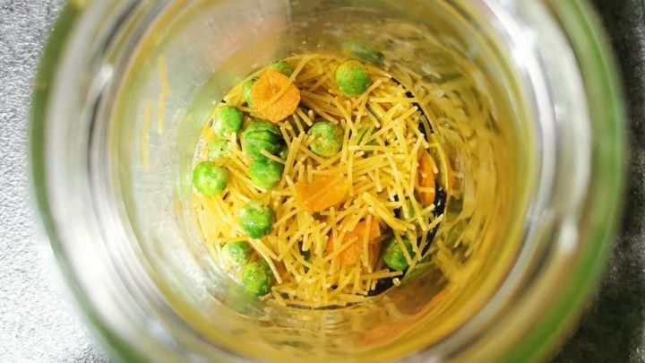 Schnelle Nudelsuppe im Marmeladenglas: Gem&uuml;sebr&uuml;he, Staudensellerie, Karotten, TK Erbsen und Fadennudeln, sowie Petersilie.