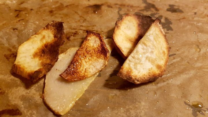 In feine Scheiben geschnitten, mit Oliven&ouml;l betr&auml;ufelt und mit Salz bestreut: Taroknollen-Chips.