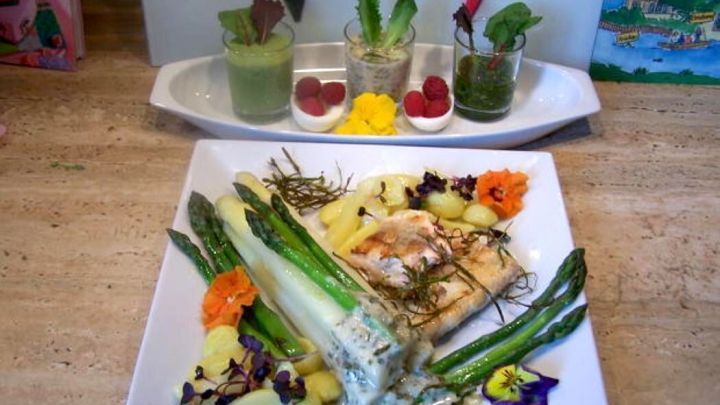 Lachs mit Spargel, Kartoffeln und dreierlei So&szlig;en: Ein Gericht, das mit seiner Optik beeindruckt. 