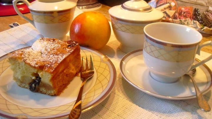 Duftender Gedeckter Apfelkuchen mit cremigem Quarkguss: Perfekt f&uuml;r die Kaffeetafel. Der saftige Kuchen nach dem Rezept ist ideal in Kombination mit hei&szlig;em Tee oder Kaffee. Lass dich von diesem kulinarischen Genuss verzaubern.
