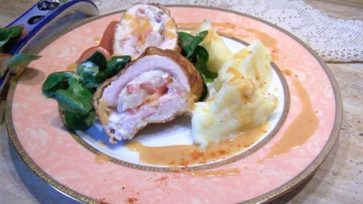 Putenschnitzel mal anders: gef&uuml;llt mit Spargel, Burrata, Pancetta-Speck und Tomate in einer knusprigen Panade. Dazu ein leckeres, cremiges Kartoffelp&uuml;ree und Feldsalat.