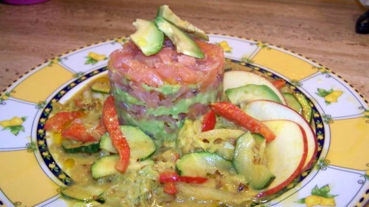 Lachstatar trifft Avocado: Eine geschmackvolle Kombination aus frischem Lachs und Avocado, pr&auml;sentiert auf einem eleganten Teller.