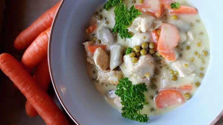 Frikassee aus saftiger H&uuml;hnerbrust mit zarten Erbsen und knackigen Karotten: So bereitest du ein k&ouml;stliches und cremiges Gericht zu, das jeden Hunger stillt. Perfekt f&uuml;r ein gem&uuml;tliches Essen zu Hause.