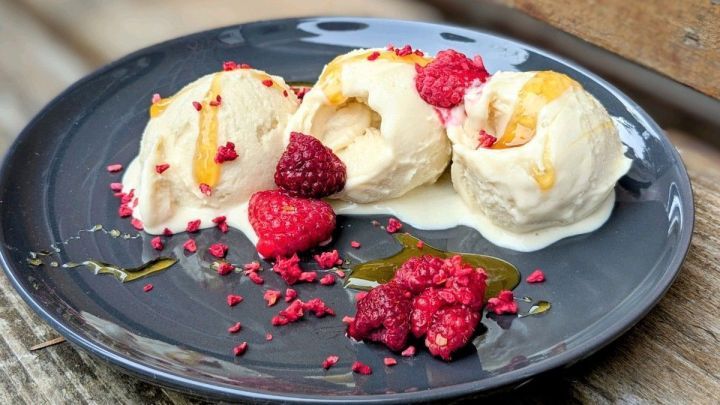 Quark-Honig-Eis: Eine cremige Versuchung aus der Eismaschine mit fruchtigen Himbeeren und einem Hauch Honig. Genie&szlig;e eine erfrischende K&ouml;stlichkeit, die einfach zuzubereiten ist und den Sommer auf deinen Teller bringt.