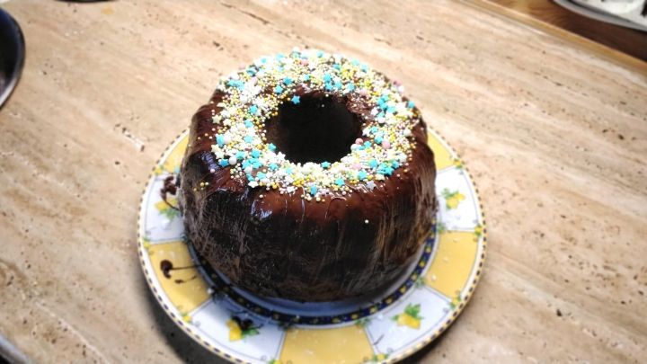 Joghurt-Schoko-Kuchen, verziert mit bunter Streuseldeko. Dieser Kuchen ist ein echter Hingucker und ideal f&uuml;r jede Gelegenheit.