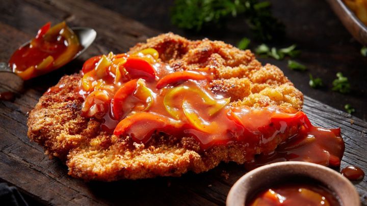 Paniertes Schnitzel mit einer selbstgemachten Paprikaso&szlig;e. Dazu passt hervorragend Kartoffelp&uuml;ree.