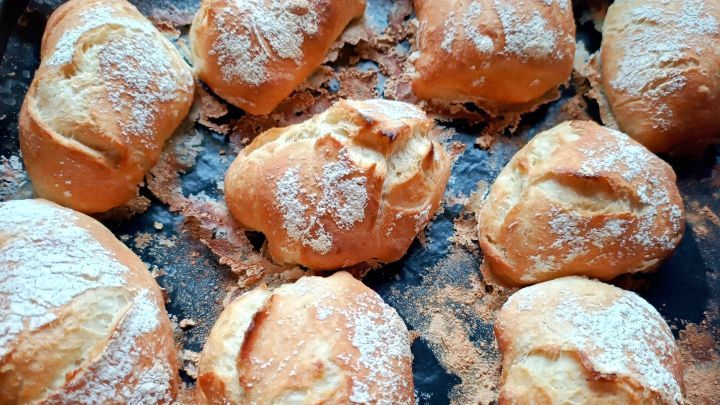 Mache dir knusprige Fr&uuml;hst&uuml;cksbr&ouml;tchen &uuml;ber Nacht, die perfekt gelingen! Der Teig ruht im K&uuml;hlschrank und am Morgen b&auml;ckst du die Br&ouml;tchen ganz frisch im Backofen.