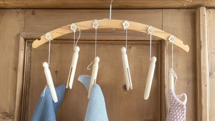 Mit einem alten Holzb&uuml;gel und ein paar Holzw&auml;scheklammern kannst du ganz einfach selbst einen dekorativen Handtuchhalter f&uuml;r die K&uuml;che oder das Bad herstellen.