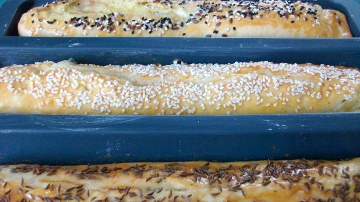 Leckeres selbstgemachtes Baguette aus Hefeteigresten - mit Schinken und K&auml;se gef&uuml;llt.