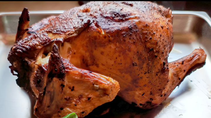 Knuspriges H&auml;hnchen aus dem Backofen bringt Geschmack und Genuss auf deinen Tisch. 