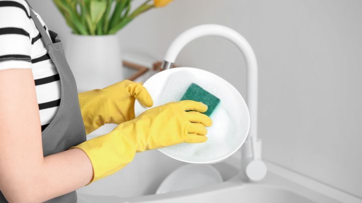 Nach dem Essen folgt&nbsp;&hellip; die Arbeit! Doch mit unseren einfachen Tipps bist du f&uuml;rs Geschirr abwaschen per Hand optimal gewappnet.