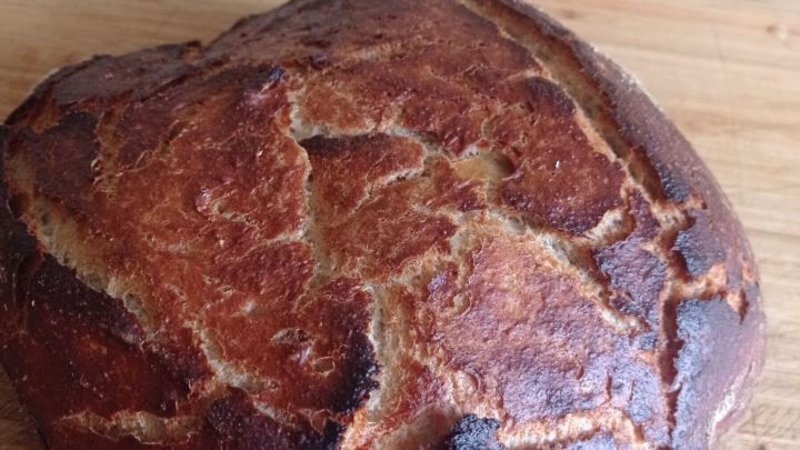 Backe ein knuspriges Weizenmischbrot mit Joghurt, das nicht nur saftig, sondern auch einfach zuzubereiten ist. Die goldbraune Kruste zeigt die gelungene Kombination aus Weizenmehl und Joghurt, die f&uuml;r ein einzigartiges Aroma sorgt.