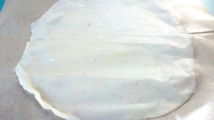 Nun wurde es schwierig, denn damit es beim Frittieren schnell geht, erst mal vorsichtig eine Backpapierseite ablösen. Nun wurde es schwierig, denn damit es beim Frittieren schnell geht, erst mal vorsichtig eine Backpapierseite ablösen.