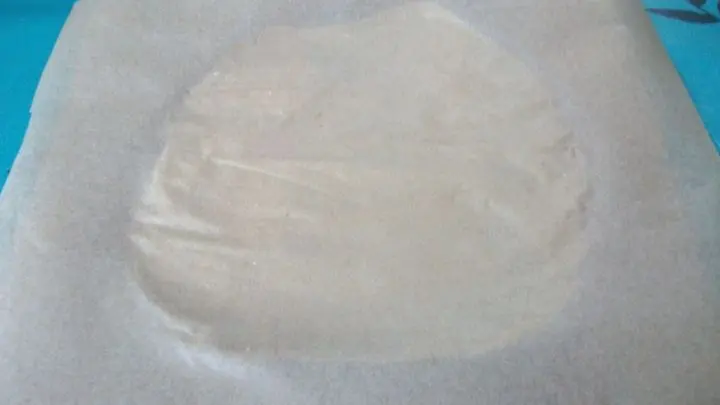 Jetzt wird jede Kugel einzeln zwischen Backpapier sehr sehr dünn ausgewellt. Ich hatte je 20 g Kugel im Durchmesser ca. 15 cm. Jetzt wird jede Kugel einzeln zwischen Backpapier sehr sehr dünn ausgewellt. Ich hatte je 20 g Kugel im Durchmesser ca. 15 cm.