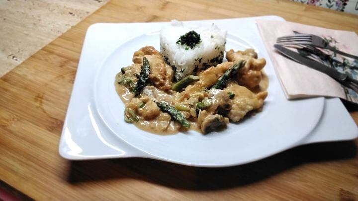 Putengeschnetzeltes mit Reis, Champignons und Spargel - Rezept