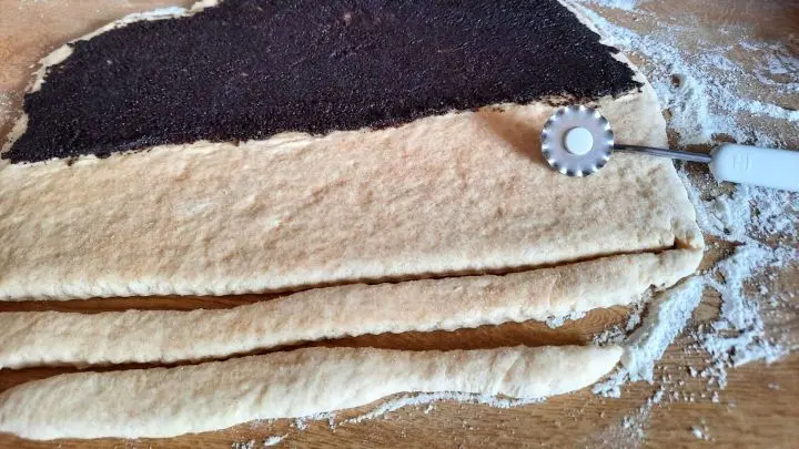 Bereite s&uuml;&szlig;e Osterhasen aus Hefeteig mit einer leckeren Mohn- und einer Zimtzuckerf&uuml;llung zu, perfekt f&uuml;r deine Osterb&auml;ckerei.