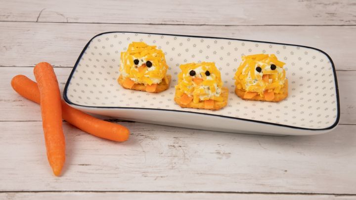 Bereite f&uuml;r deinen Osterbrunch diese s&uuml;&szlig;en Frischk&auml;se-K&uuml;ken-B&auml;llchen zu. Kreativ und perfekt f&uuml;r den Fr&uuml;hlingstisch!