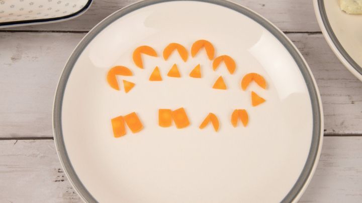 Karottenst&uuml;cke als F&uuml;&szlig;e und Schn&auml;bel: Perfekte Erg&auml;nzung f&uuml;r die Frischk&auml;se-K&uuml;ken-B&auml;llchen.