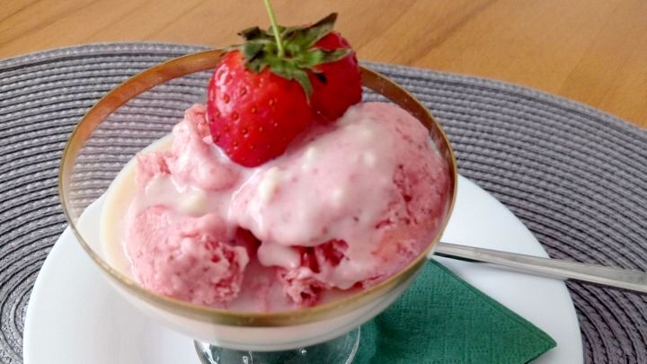 Erdbeereis mit Vanillesoße selber machen