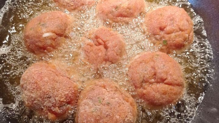 Im vorab erhitzten Frittierfett werden die Hackfleischb&auml;llchen dann rundum hellbraun gebacken. 