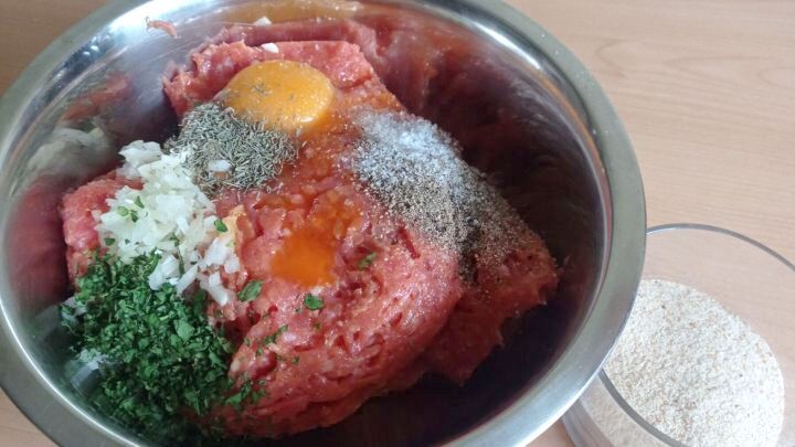 Das Hackfleisch wird mit den benannten Zutaten gut gemischt und bis zur weiteren Verarbeitung k&uuml;hl gestellt.