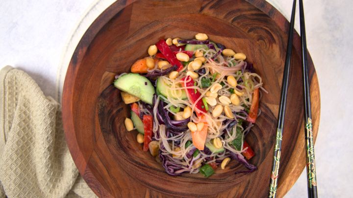 Asiatischer Glasnudelsalat mit frischem Gem&uuml;se und cremigem Erdnuss-Dressing &ndash; das perfekte, leichte Rezept f&uuml;r deinen Sommer.
