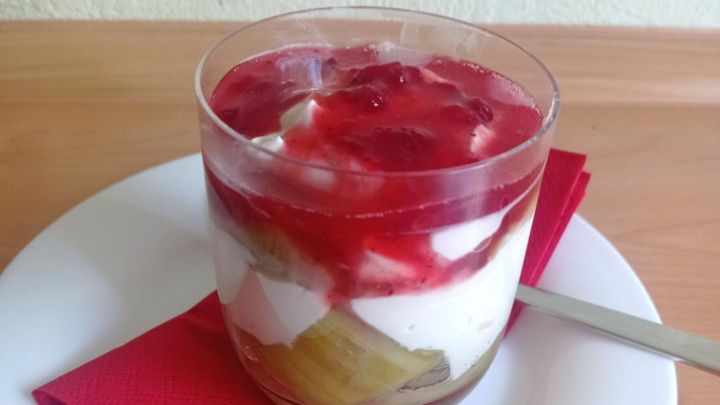 Schicht f&uuml;r Schicht ein Genuss: Das Rhabarber-Quark-Dessert mit Preiselbeere aus dem Rezept sorgt f&uuml;r fruchtig-cremige Abwechslung zum Nachtisch.