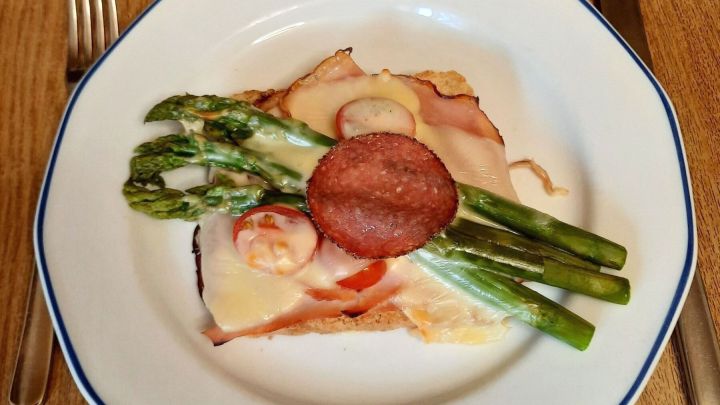 Spargel-Toast überbacken mit Schinken, Käse & Salami
