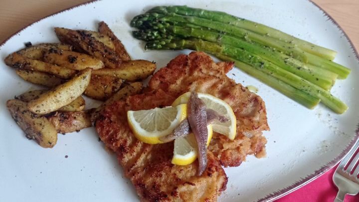 Gedünsteter Spargel mit Schnitzel und Kartoffel-Wedges
