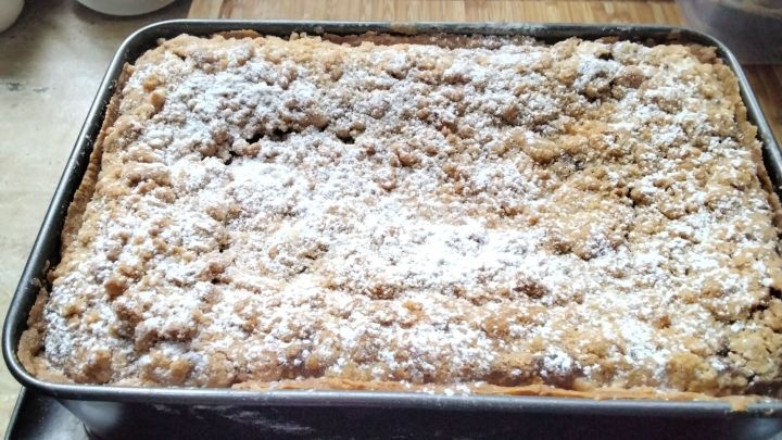 Saftiger Mohn-Streusel-Kuchen mit aromatischen Rumrosinen &ndash; so wird dein Blechkuchen sch&ouml;n locker und aromatisch wie im Rezept gezeigt.