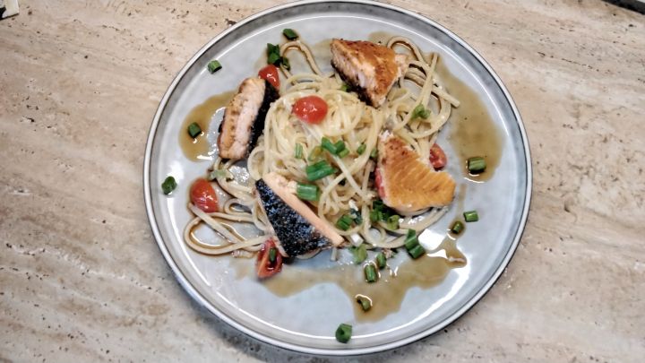 Spaghetti mit gebratenem Lachs, Tomaten & Zwiebeln