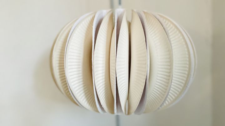 Lampenschirm aus Papptellern basteln: Mit dieser DIY-Anleitung gestaltest du im Handumdrehen einen originellen Hingucker f&uuml;r dein Zuhause.