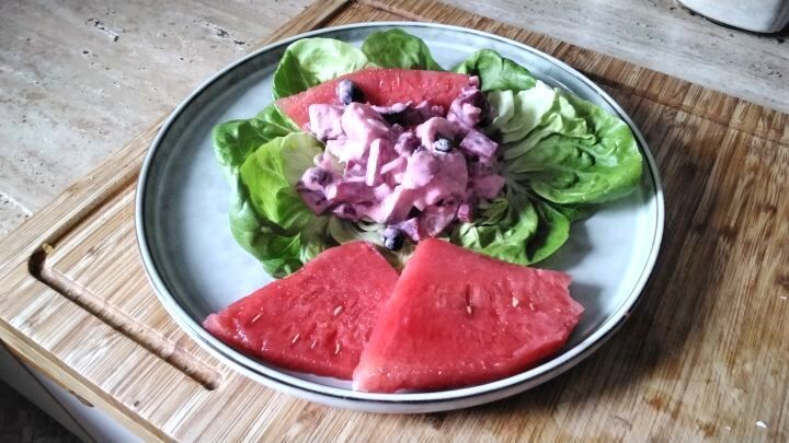 Heringssalat mit Roter Bete trifft auf frische Wassermelone: Probiere diesen sommerlichen Mix aus Matjes, Joghurt und knackigem Salat.