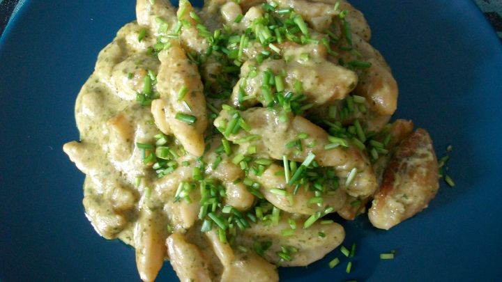 Selbstgemachte Orecchiette mit Sellerie-Walnuss-Pesto. Schaut nicht nur so aus, sondern hat auch super lecker geschmeckt.