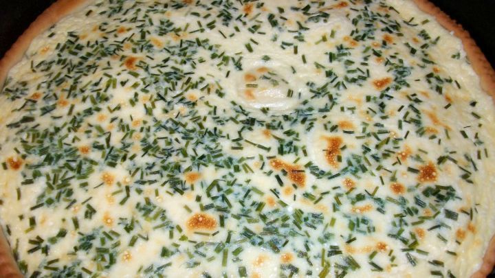 So sieht ein traditioneller schw&auml;bischer Salzkuchen aus: mit leckerem Hefeteig, Cr&egrave;me fra&icirc;che und Schnittlauch frisch aus dem Ofen.