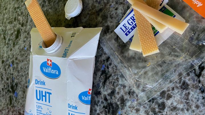 Alles, was im M&uuml;llsack stinken k&ouml;nnte (K&auml;serauft, Fleischpapier, Wursth&uuml;lle) stopfe ich in einen Milchbeutel und verschlie&szlig;e ihn.