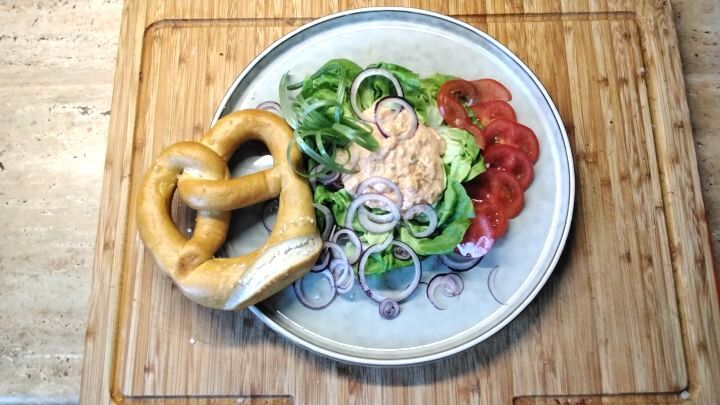 Obazda selber machen: Perfekt zu frischem Salat, Zwiebeln und einer Brezel &ndash; so sieht bayerischer Genuss aus!