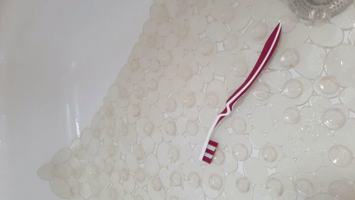 Mit einer Zahnb&uuml;rste kannst du deine Duschmatte gezielt reinigen &ndash; f&uuml;r mehr Hygiene im Bad.