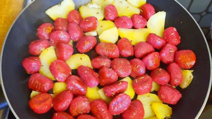 Rote-Bete-Gnocchi mit Kartoffel-Resten werden in der Pfanne angebraten.