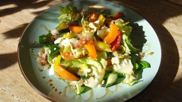 Ein Sommersalat mit Feta, Aprikose und frischem Dressing. Bunt, wie der Sommer sich zeigt.