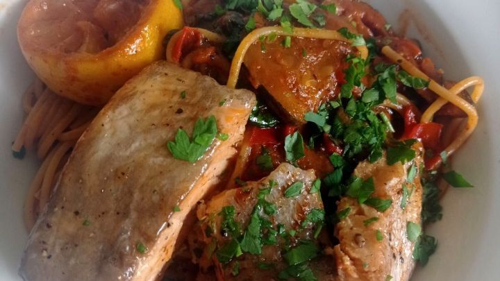 Spaghetti mit Lachs und Tomatenso&szlig;e Rezept: Lachsfilet trifft auf aromatische Spaghetti, Zitrone und Gem&uuml;se &ndash; so hast Du Pasta mit Fisch bestimmt noch nie probiert.