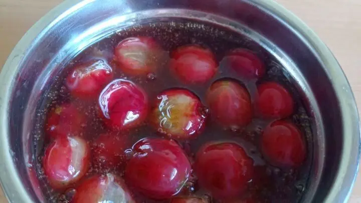 Die geputzten und gewaschenen Stachelbeeren werden mit Zucker und Apfelsaft kurz aufgekocht.