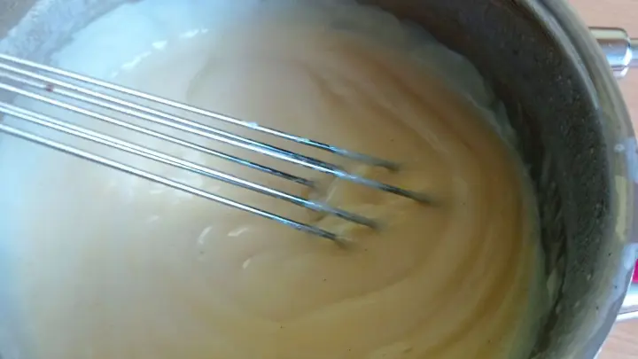 Der fertig gekochte Vanillepudding kann etwas abk&uuml;hlen und wird dann mit dem Eischnee vermischt.