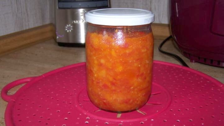 Tomatenchutney mit Aprikose: Dieses selbstgemachte Chutney im Glas bringt fruchtige Frische auf deinen Tisch