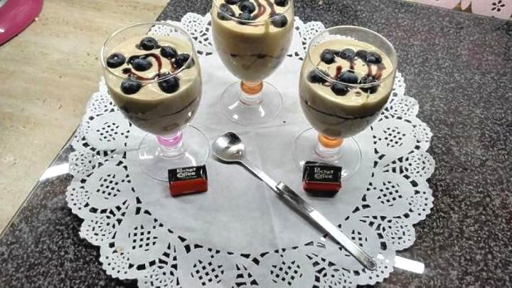 Lust auf ein schnelles Kaffeecreme-Dessert? Kaffee, Sahne und Beeren machen dieses Dessert zum Highlight auf deiner Kaffeetafel.