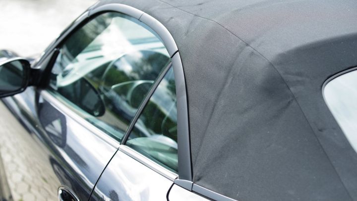 Mit diesen Tipps entfernst du Impr&auml;gnierspray-R&uuml;ckst&auml;nde von Autoscheiben und sorgst wieder f&uuml;r klare Sicht im Cabrio.